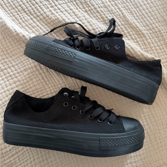 SHEIN Shoes - SHEIN platform black converse